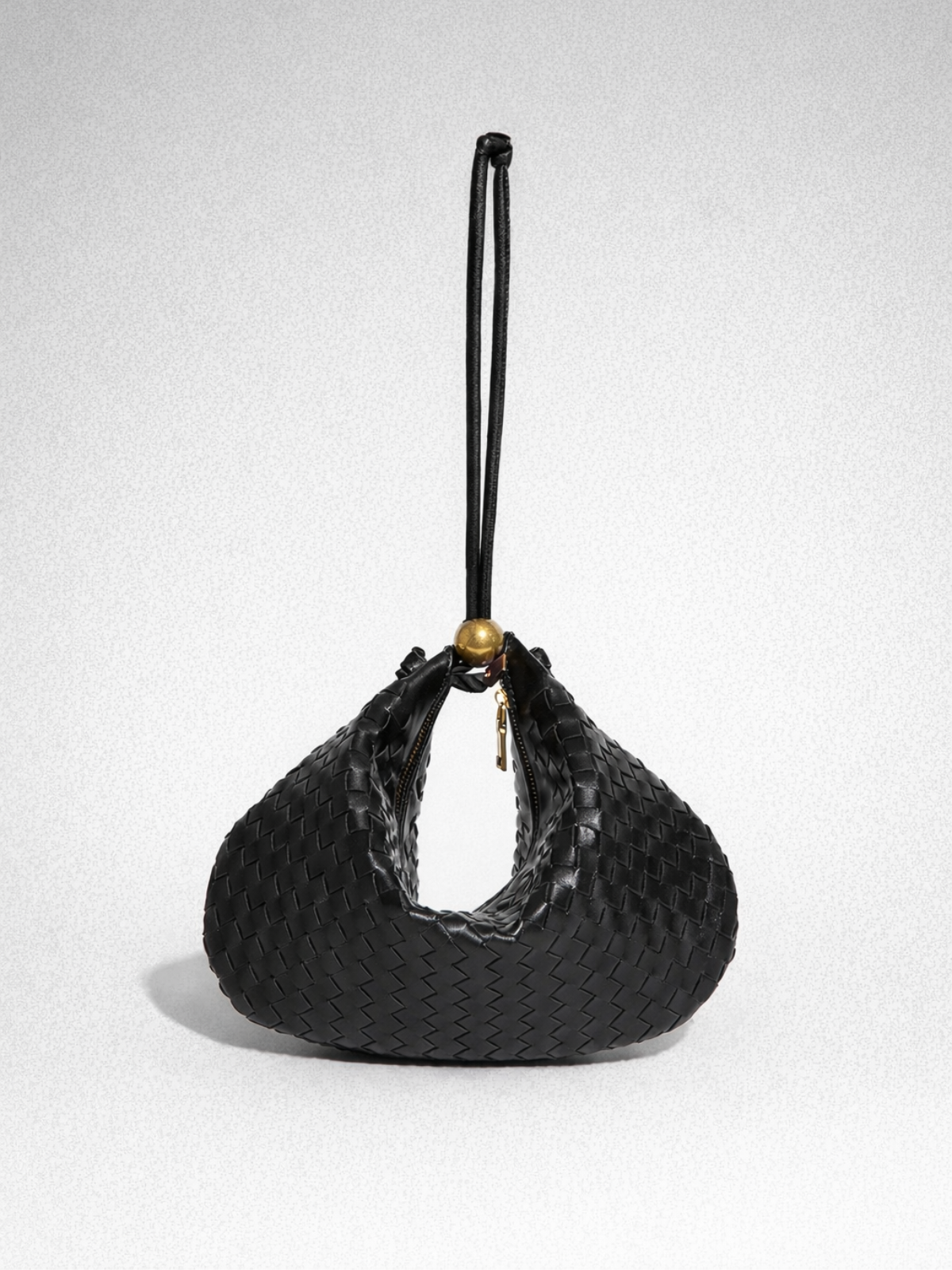 Bubble Noir | Bolso Dumpling Tejido con Apliques Dorados