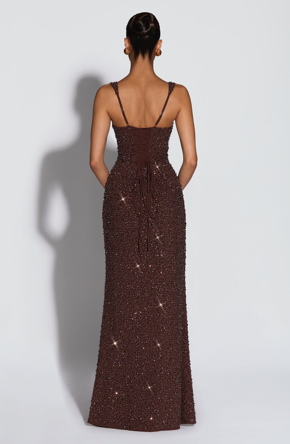 Carmina |  Vestido largo marrón ciruela brillante